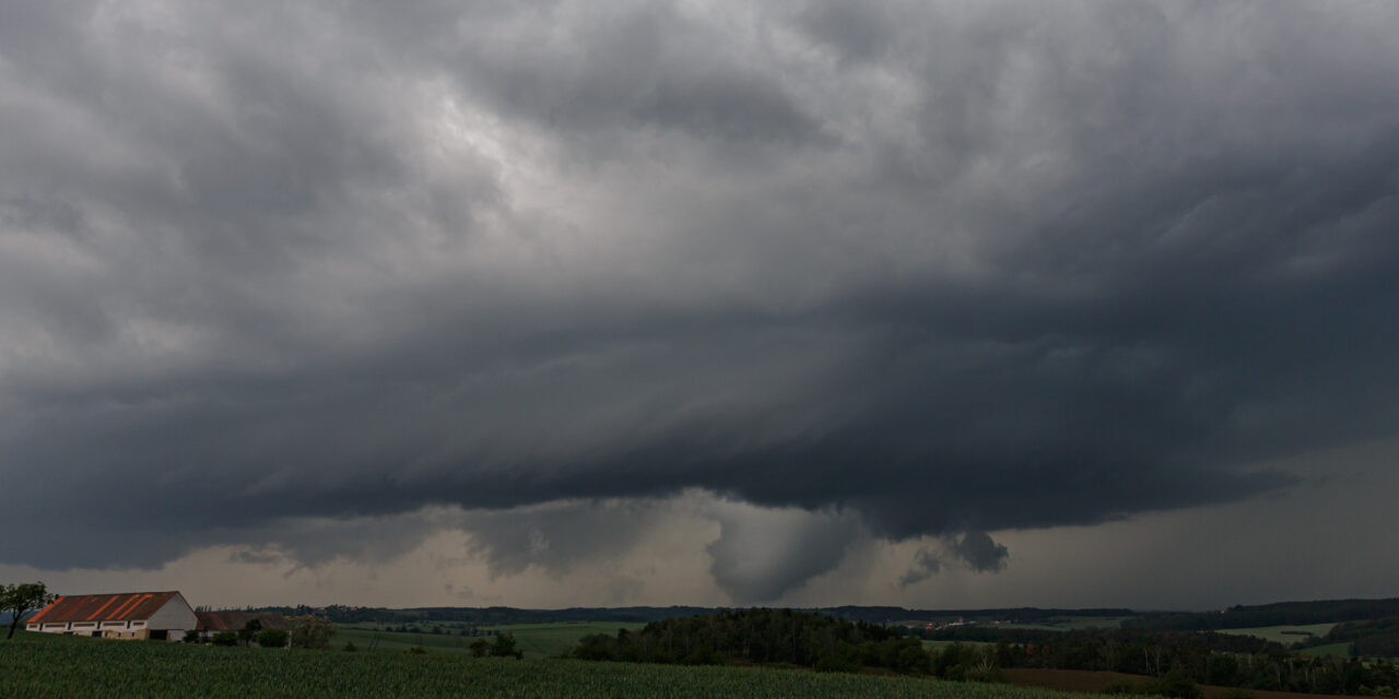 Supercela s oblačnou nálevkou 4. 6. 2020 na Kladensku